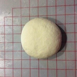 9、十寸鲜虾牛肉披萨,收圆,盖上保鲜膜在松弛一会