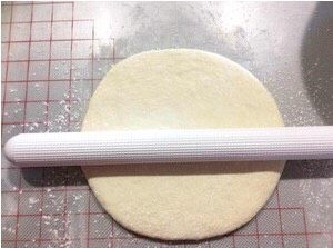 10、十寸鲜虾牛肉披萨,擀成圆面片