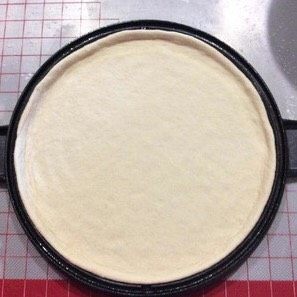 11、十寸鲜虾牛肉披萨,把面片放入烤盘,注意模具底部要抹油,不是为了防粘而是为了脆底,然后用手整理下推出饼边