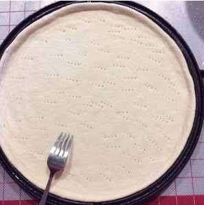 12、十寸鲜虾牛肉披萨,扎出气孔