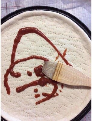 13、十寸鲜虾牛肉披萨,刷上披萨酱,建议大家再刷点辣酱