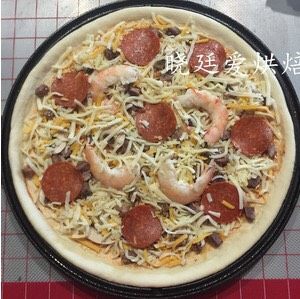15、十寸鲜虾牛肉披萨,刷好酱后撒上一层奶酪,然后铺上食材,食材摆好后再撒上一层奶酪
