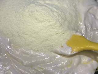 1、雪花酥,加入奶粉。