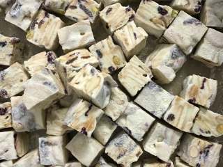 3、雪花酥,稍微放凉后切块装袋即可