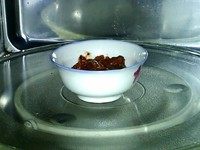 2、#咸味#牛肉批萨咸芝士蛋糕,披萨酱放入微波炉中