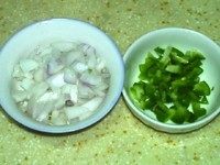 4、#咸味#牛肉批萨咸芝士蛋糕,洋葱和青椒分别切碎丁