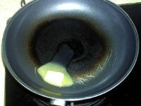 5、#咸味#牛肉批萨咸芝士蛋糕,黄油放入平底锅中，加热