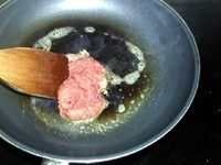 6、#咸味#牛肉批萨咸芝士蛋糕,倒入牛肉末，煸炒