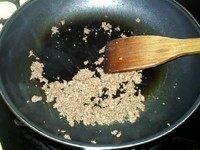 7、#咸味#牛肉批萨咸芝士蛋糕,炒至牛肉变色，即可