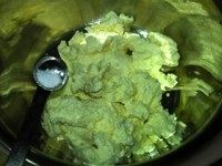 8、#咸味#牛肉批萨咸芝士蛋糕,将室温软化的奶油奶酪倒入大碗，放入盐