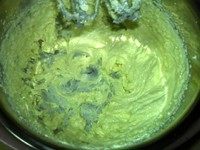 9、#咸味#牛肉批萨咸芝士蛋糕,坐在热水中用打蛋器搅打至顺滑无颗粒