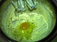 10、#咸味#牛肉批萨咸芝士蛋糕,分次加入鸡蛋