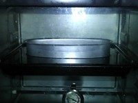 17、#咸味#牛肉批萨咸芝士蛋糕,放入加热水的烤盘中，放入预热160度的烤箱中，中层，烤约1小时20分钟