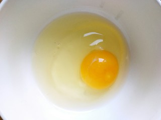 2、宝宝辅食＋磨牙棒,鸡蛋一个打入碗内