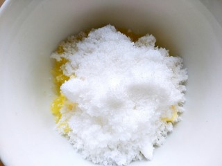 3、宝宝辅食＋磨牙棒,加入玉米油和糖混合均匀