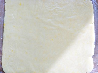 6、宝宝辅食＋磨牙棒,静置好了以后擀成0.5厘米厚的片装