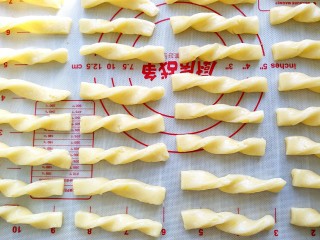 8、宝宝辅食＋磨牙棒,把两端稍微拧一下，放在烤盘上