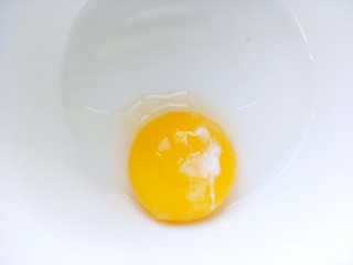 9、宝宝辅食＋磨牙棒,再打一个蛋黄在碗里，只要蛋黄哦