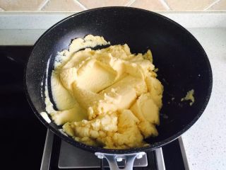 4、原味绿豆冰糕,放入锅中小火翻炒