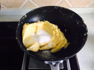 7、原味绿豆冰糕,一次性加入全部糖,炒到糖全部被吸收