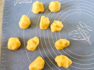 10、原味绿豆冰糕,炒好的豆泥分成25克一份