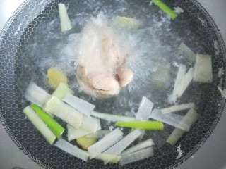 1、双菇鸡丝,先煮鸡胸肉,把肉整块放进锅里煮。锅里加葱姜料酒。