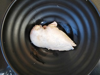 2、双菇鸡丝,大概煮15~20分钟,因为鸡胸肉大小不一样。用筷子插一下,能插透就是熟了。掰开看看从里到外都白了就是熟了。捞出自然晾凉。