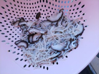 5、双菇鸡丝,捞出过凉并沥干水分待用