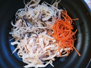 7、双菇鸡丝,然后和两种蘑菇放在一个碗里。为了菜的颜色好看,加少许胡萝卜丝点缀。