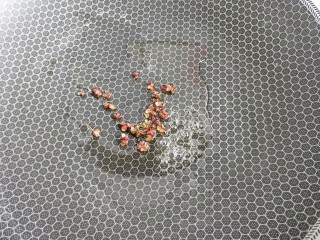 8、双菇鸡丝,炒锅倒油。放入花椒炸黑。然后捞出扔掉。