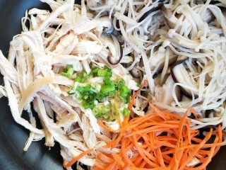 10、双菇鸡丝,倒入菜里。