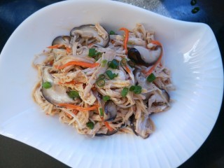 12、双菇鸡丝,装盘,撒葱花点缀。