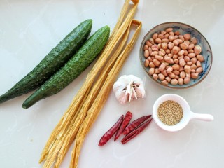 1、黄瓜腐竹拌花生米,准备好所需食材