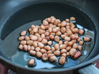 2、黄瓜腐竹拌花生米,锅中倒油放入花生，小火炸制花生啪啪作响时盛出晾凉