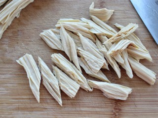 3、黄瓜腐竹拌花生米,腐竹提前泡发洗净切斜段