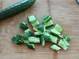 5、黄瓜腐竹拌花生米,黄瓜洗净用刀拍碎切段