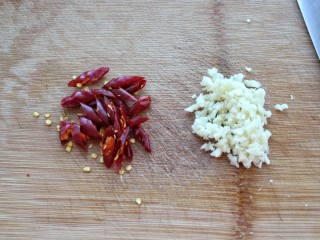 6、黄瓜腐竹拌花生米,红干椒切小段、大蒜剁成蒜末备用