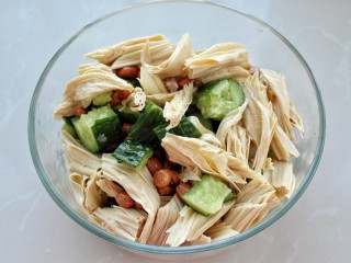 7、黄瓜腐竹拌花生米,将黄瓜、腐竹和花生米放入容器中