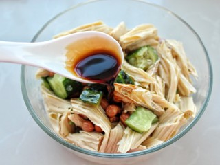 8、黄瓜腐竹拌花生米,调入生抽