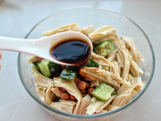 9、黄瓜腐竹拌花生米,再放入陈醋