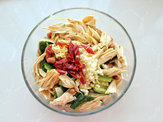 11、黄瓜腐竹拌花生米,将红干椒和蒜末放在最上面