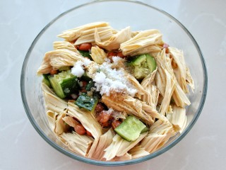 10、黄瓜腐竹拌花生米,加入糖和盐拌匀