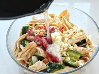 12、黄瓜腐竹拌花生米,把锅中炸花生米的油再次烧热，浇倒在红干椒和蒜末上榨出香味