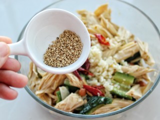 13、黄瓜腐竹拌花生米,放入熟芝麻