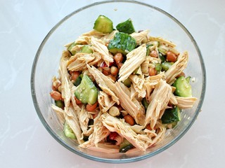 14、黄瓜腐竹拌花生米,拌匀即可