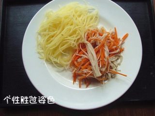 1、凉菜四拼盘,土豆切丝、金针菇、胡萝卜丝全部绰热水,熟了即可捞出让如冰水中,备用