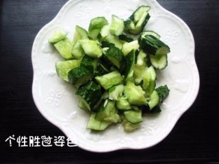 3、凉菜四拼盘,黄瓜拍成大块