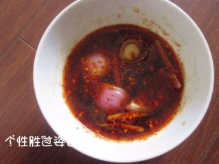 5、凉菜四拼盘,洋葱+姜+蒜瓣+耗油+醋+酱油+辣椒油+白糖+盐+少量凉白开调成汁