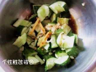 7、凉菜四拼盘, 黄瓜放入蒜末、姜丝倒入调好的汁,搅拌均匀即可