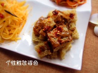 10、凉菜四拼盘,面筋浇上辣椒油+芝麻酱 即可